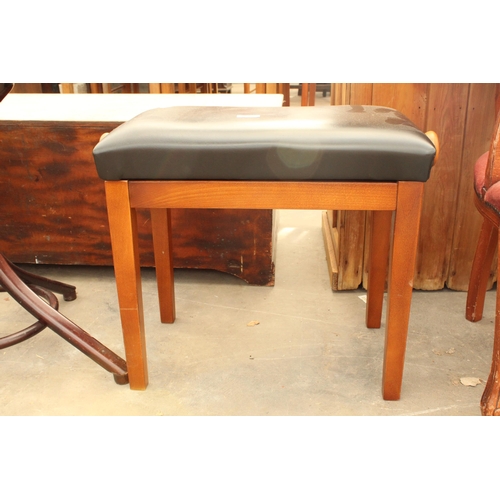 2877 - A MODERN ADJUSTABLE PIANO STOOL