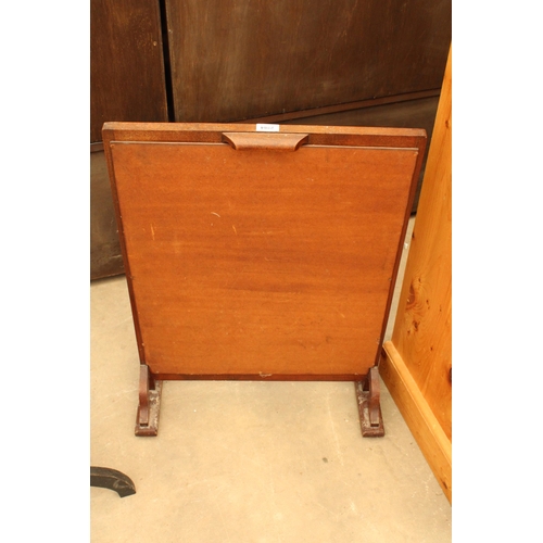 2884 - AN EDWARDIAN MAHOGANY FIRESCREEN WITH WOOLWORK PANEL