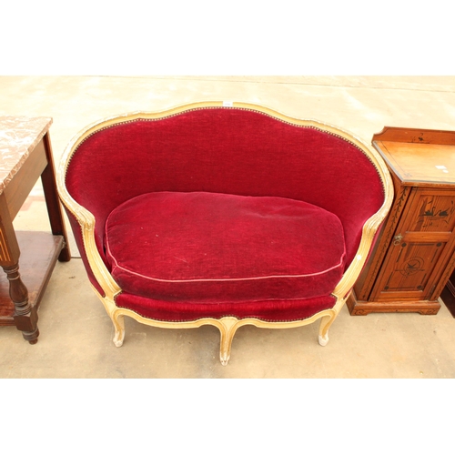 2896 - A FRENCH STYLE PINK COUCH WITH SCROLL ARMS, ON FIVE LEGS, 47