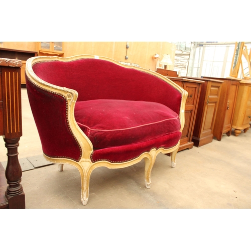 2896 - A FRENCH STYLE PINK COUCH WITH SCROLL ARMS, ON FIVE LEGS, 47