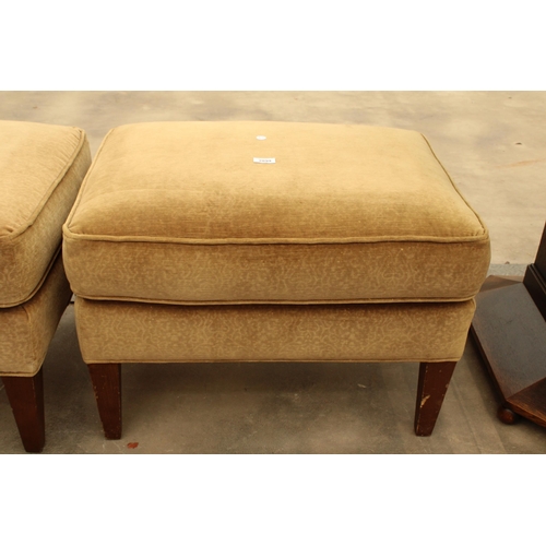 2899 - A MODERN UPHOLSTERED STOOL ON TAPERING LEGS, 27 X 21