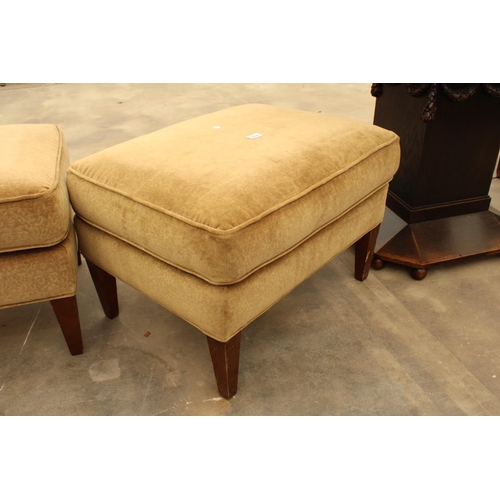 2899 - A MODERN UPHOLSTERED STOOL ON TAPERING LEGS, 27 X 21