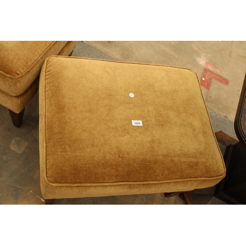 2899 - A MODERN UPHOLSTERED STOOL ON TAPERING LEGS, 27 X 21