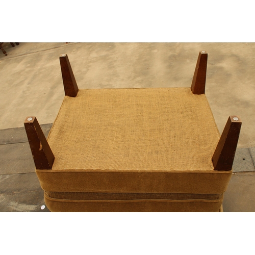 2899 - A MODERN UPHOLSTERED STOOL ON TAPERING LEGS, 27 X 21