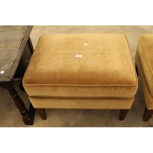 2900 - A MODERN UPHOLSTERED STOOL ON TAPERING LEGS, 27 X 21