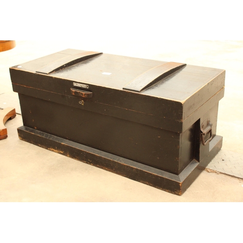 2907 - AN EARLY 20TH CENTURY CARPENTERS TOOL BOX WITH FOUR INTERNAL DETACHABLE TRAYS, 36