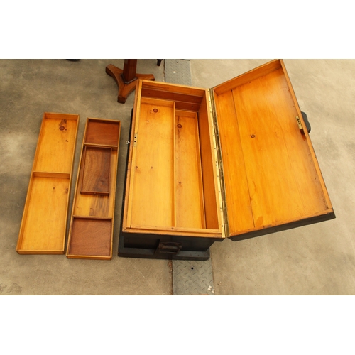 2907 - AN EARLY 20TH CENTURY CARPENTERS TOOL BOX WITH FOUR INTERNAL DETACHABLE TRAYS, 36