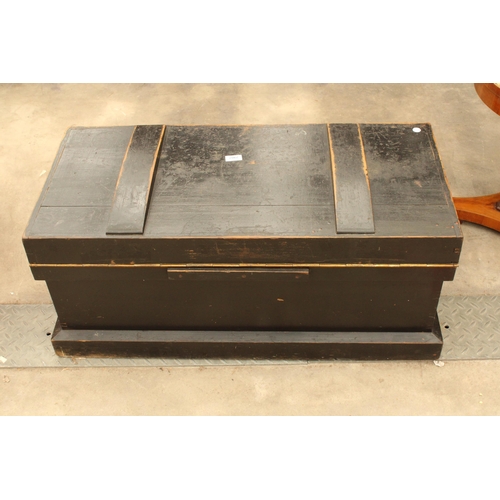 2907 - AN EARLY 20TH CENTURY CARPENTERS TOOL BOX WITH FOUR INTERNAL DETACHABLE TRAYS, 36