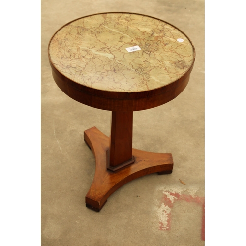 2908 - AN ART DECO BAKER FURNITURE OCCASIONAL TABLE WITH MARBLE EFFECT TOP, 16