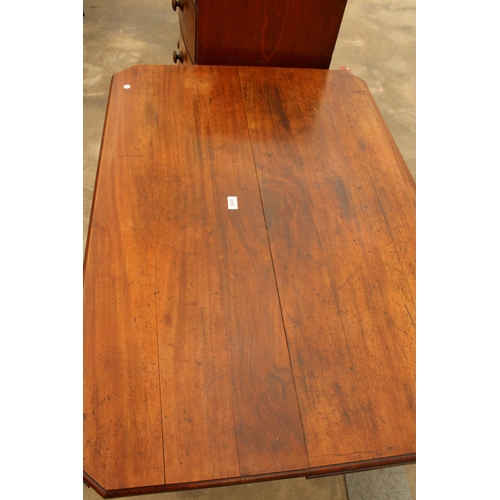 2916 - A VICTORIAN MAHOGANY DINING TABLE WITH CANTED CORNERS, ON TURNED AND FLUTED LEGS, 46 X 32