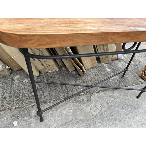 2950 - A HARDWOOD CONSOLE TABLE OM BLACK METAL BASE