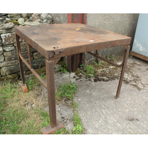 182 - METAL TABLE 40