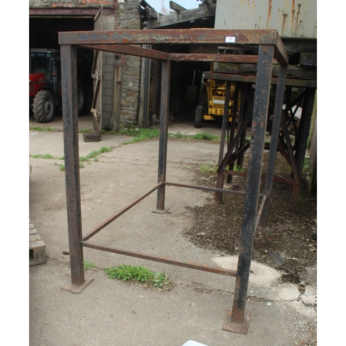 196 - METAL STAND  + VAT