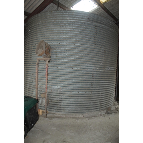 200 - 20 TONNE CIRCULAR GRAIN BIN AND AUGER  + VAT