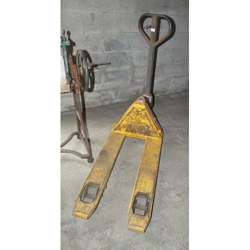 25 - TM 2000 PALLET TRUCK  + VAT