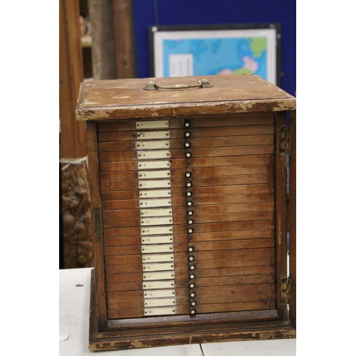 8 - A VINTAGE OAK SPECIMEN CABINET WITH KEY AND BRASS CARRY HANDLE - 30 X 34.5 CM