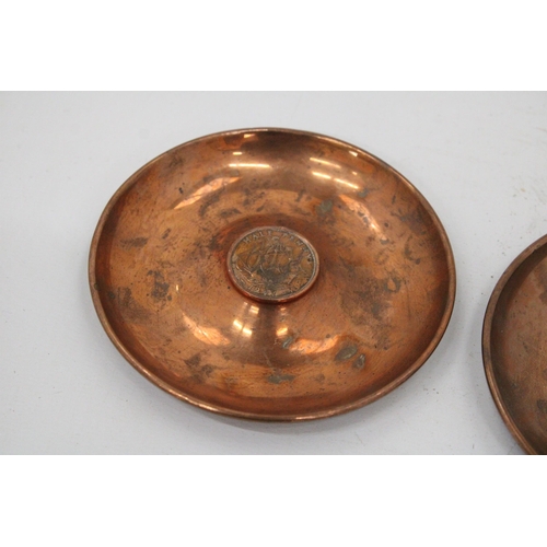 104 - A PAIR OF 1947 (GEORGE VI) DOUBLE SIDED ROUND COPPER PIN DISHES