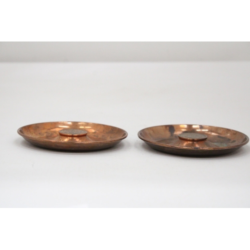 104 - A PAIR OF 1947 (GEORGE VI) DOUBLE SIDED ROUND COPPER PIN DISHES