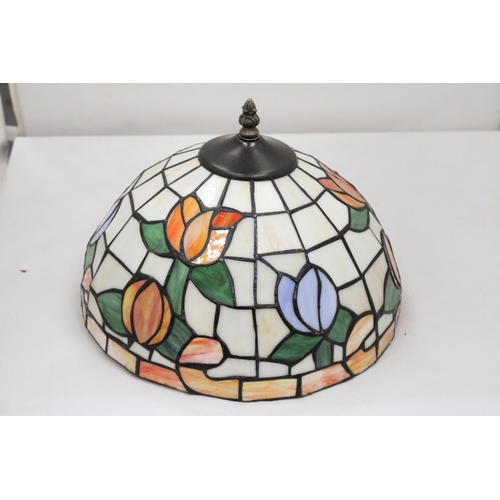 114 - A LARGE TIFFANY STYLE LAMPSHADE APPROXIMATELY 30CM DIAMETER, 25CM HIGH