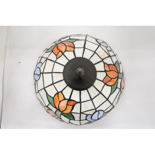 114 - A LARGE TIFFANY STYLE LAMPSHADE APPROXIMATELY 30CM DIAMETER, 25CM HIGH