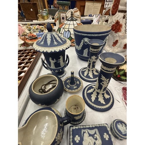 141 - A QUANTITY OF BLUE AND WHITE WEDGWOOD TO INCLUDE A PAIR OF CANDLE STICKS, PLANTER, TRINKET BOXES ETC... 