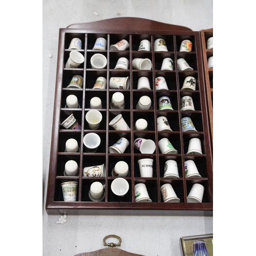 142 - A LARGE QUANTITY OF THIMBLES IN DISPLAY CASES PLUS GLASS 