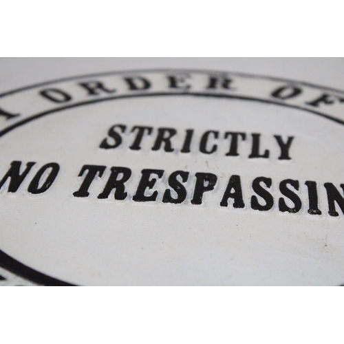 167 - A CAST PEAKY BLINDERS SIGN - NO TRESSPASSING, DIAMETER 24CM