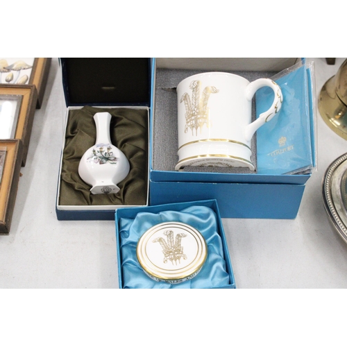 189 - THREE BOXED PIECES OF COALPORT AND ROYAL WORCESTER TO INCLUDE A TANKARD, SMALL VASE AND OMMEMORATIVE... 