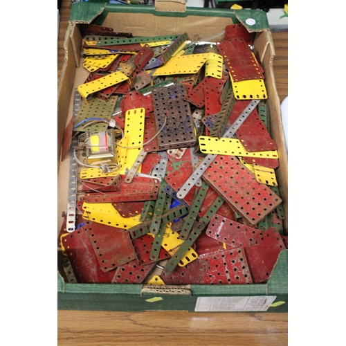 394 - A QUANTITY OF VINTAGE MECCANO PIECES