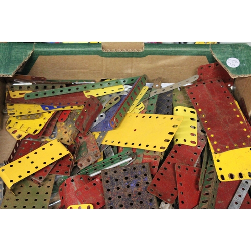 394 - A QUANTITY OF VINTAGE MECCANO PIECES