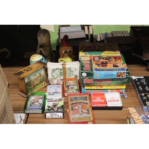 557 - A QUANTIY OF VINTAGE BOARD GAMES, TOP TRUMPS AND THEMED MONEY BOXES