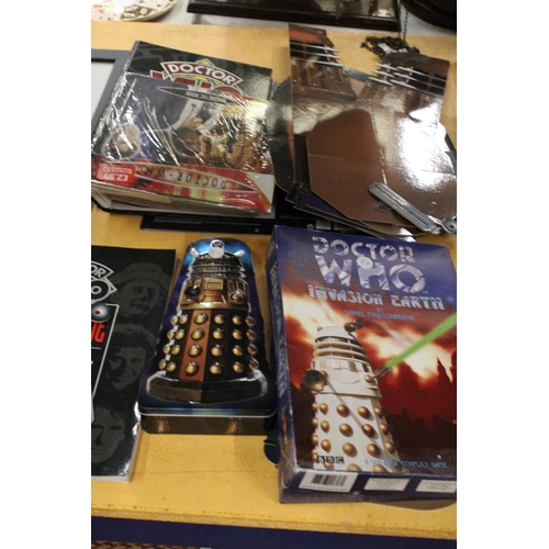 570 - A COLLECTION OF DR WHO ITEMS TO INCLUDE A CARDBOARD DALEK, A CERAMIC DALEK, DALEK TIN, INVASION EART... 