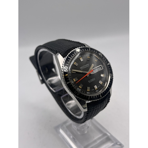 609 - A GENTLEMAN'S VINTAGE WALTHAM SKIN DIVER'S AUTOMATIC WRISTWATCH ON A TROPICAL DIVER'S STRAP - WORKIN... 