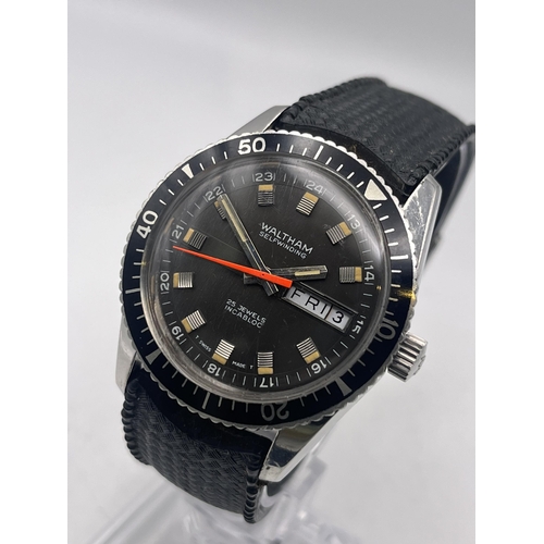 609 - A GENTLEMAN'S VINTAGE WALTHAM SKIN DIVER'S AUTOMATIC WRISTWATCH ON A TROPICAL DIVER'S STRAP - WORKIN... 