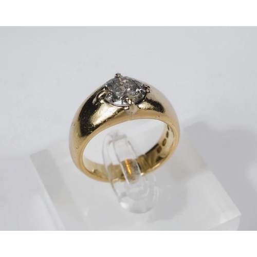 610 - A HEAVY HALLMARKED 18 CARAT GOLD DRESS RING SET WITH A SINGLE DIAMOND, BELIEVED 2.25 CARAT PLUS (DIA... 