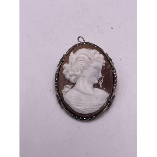 619 - A SILVER MOUNTED CAMEO BROOCH