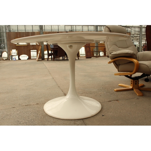 2661 - A RETRO ARKANA STYLE TULIP DINING TABLE, 47.5