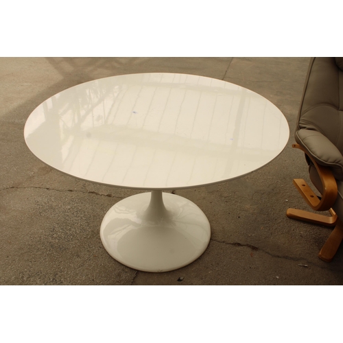 2661 - A RETRO ARKANA STYLE TULIP DINING TABLE, 47.5