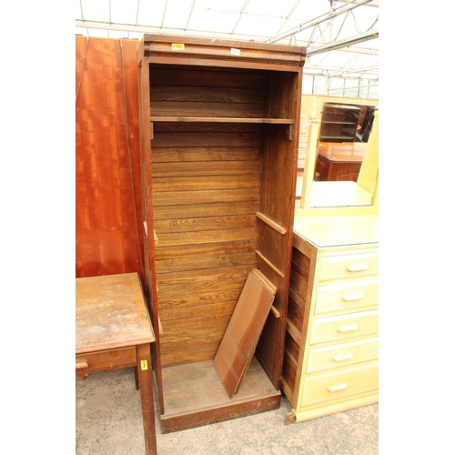 2730 - AN EARLY 20TH CENTURY OAK OPEN DISPLAY SHELF, 27