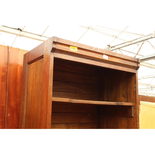 2730 - AN EARLY 20TH CENTURY OAK OPEN DISPLAY SHELF, 27