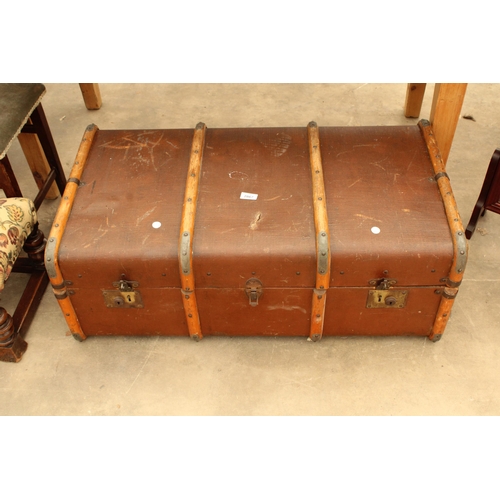 2867 - A COMPRESSED FIBRE TRAVELLING TRUNK WITH WOODEN BANDING, 36