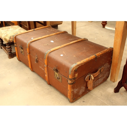 2867 - A COMPRESSED FIBRE TRAVELLING TRUNK WITH WOODEN BANDING, 36