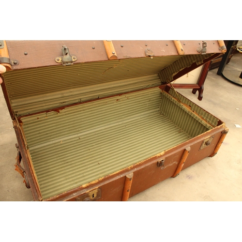 2867 - A COMPRESSED FIBRE TRAVELLING TRUNK WITH WOODEN BANDING, 36