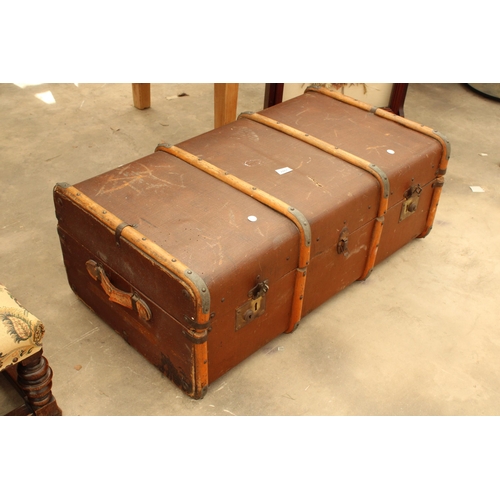 2867 - A COMPRESSED FIBRE TRAVELLING TRUNK WITH WOODEN BANDING, 36