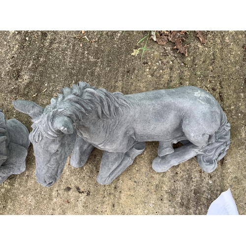 67 - ONE HORSE LYING DOWN CONCRETE GARDEN ORNAMENT APPROX 40CM IN LENGTH PLUS VAT