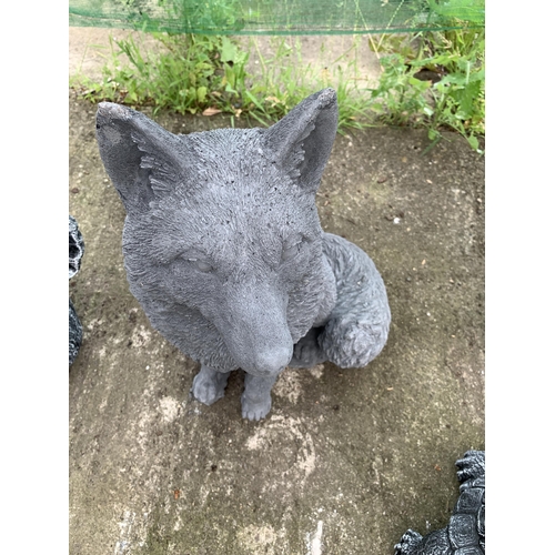 70 - ONE LARGE SEATED FOX CONCRETE GARDEN ORNAMENT WITH A/F FOOT APPROX 50CM IN HEIGHT