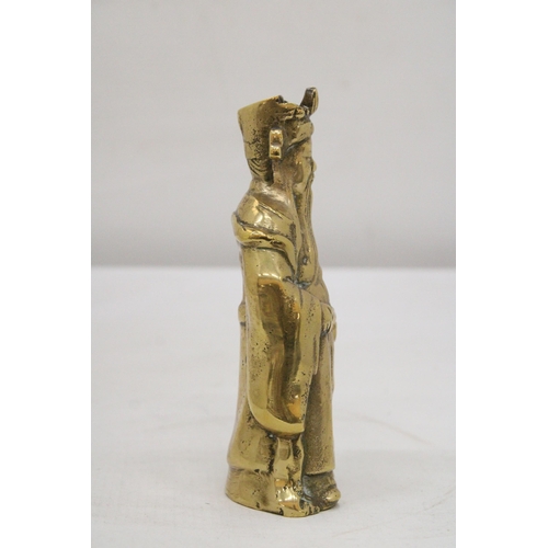 194 - A VINTAGE BRASS CHINESE FIGURE, HEIGHT 16CM