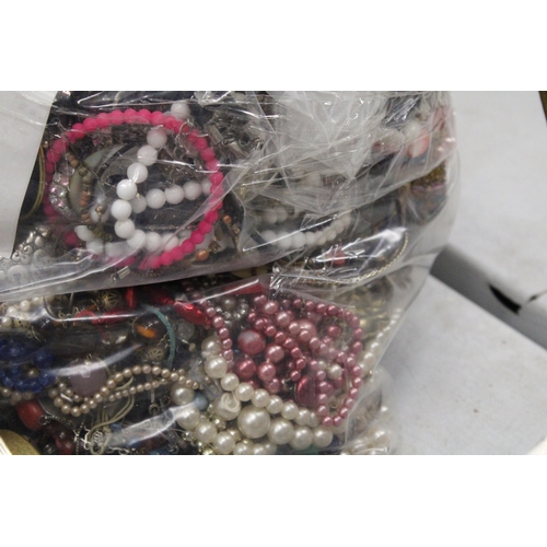 237 - AN 11 KG BAG OF VINTAGE COSTUME JEWELLERY