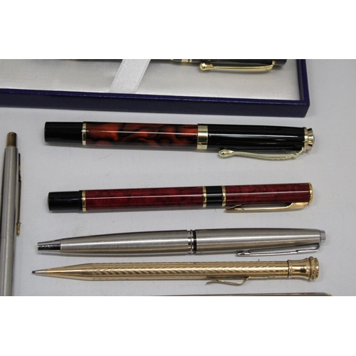 155 - A COLLECTION OF PENS TO INCLUDE A BOXED WATERMAN, PARIS PLUS A VINTAGE PARKER WITH A 14K GOLD NIB AN... 