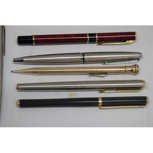 155 - A COLLECTION OF PENS TO INCLUDE A BOXED WATERMAN, PARIS PLUS A VINTAGE PARKER WITH A 14K GOLD NIB AN... 